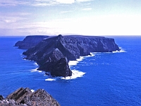 Vor Ponta da Calhela der Südwestspitze der kleinen Strandinsel Porto Santo  ligt die unbewohnte Felsinsel Ilhéu de Ferro. : Steilküsten, Insel